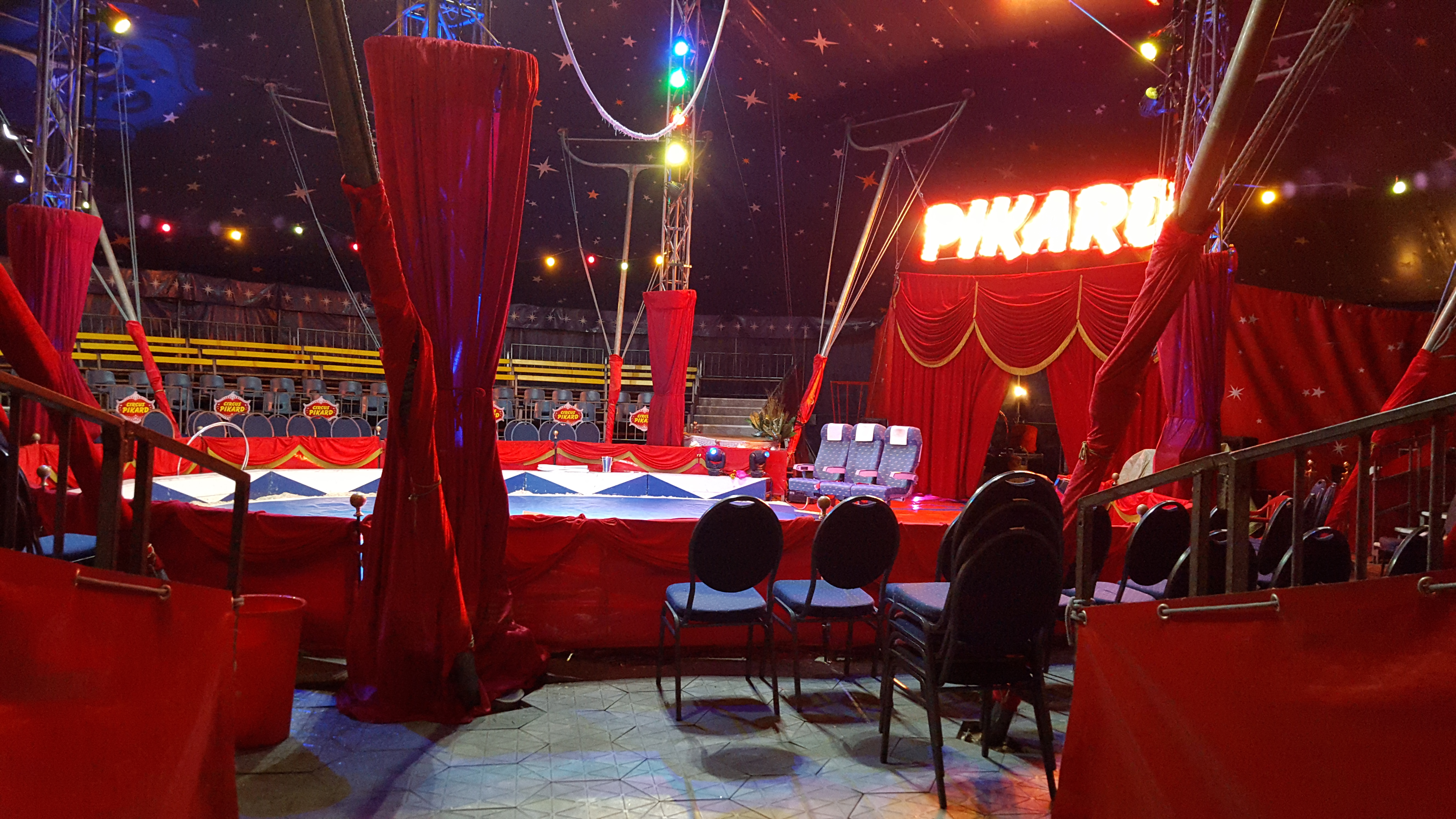 Circus Pikard Zirkuszelt innen 5