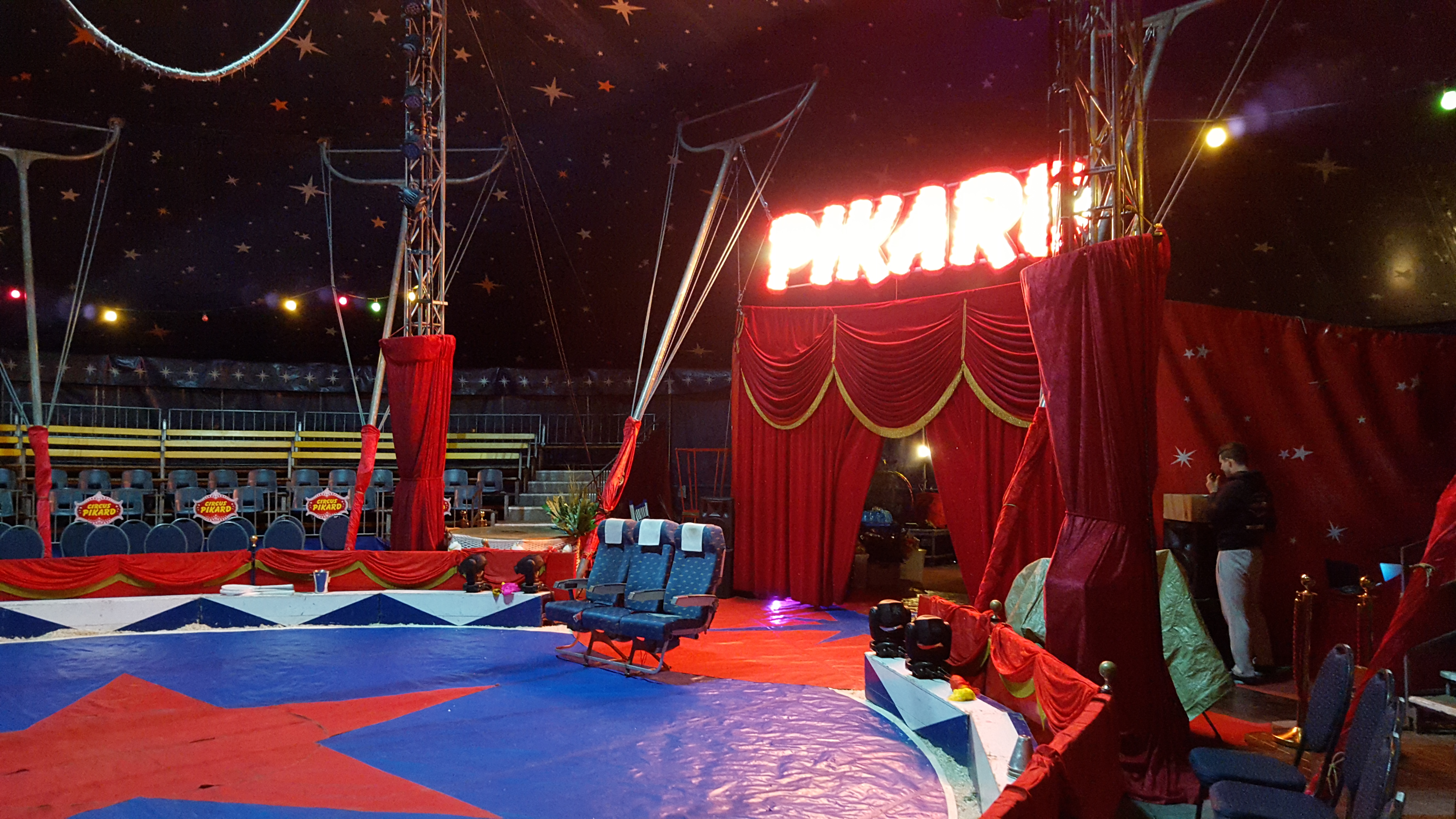 Circus Pikard Zirkuszelt innen